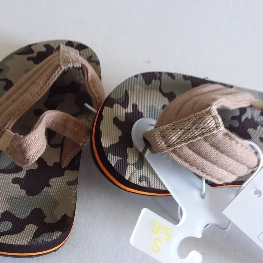 Cat & jack camo slingback flip flops size small